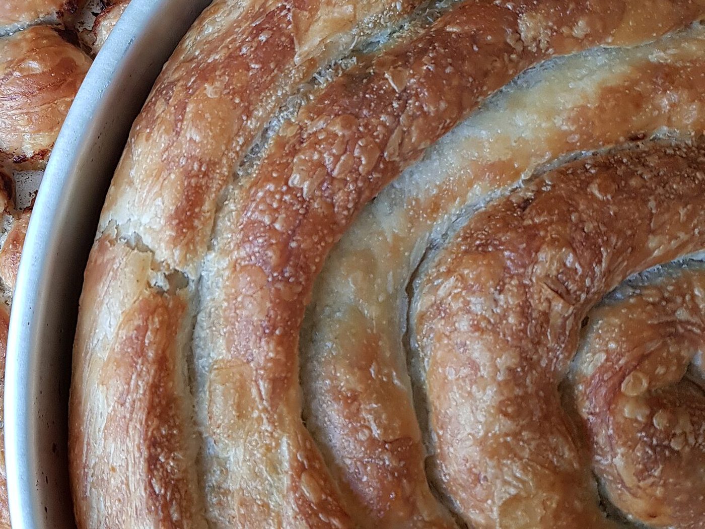A round spiral pie in a baking tray, seen from above